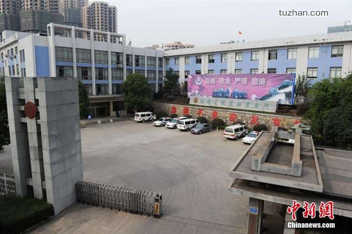 長沙市坪塘勞動(dòng)教養(yǎng)管理所采購我公司定制生產(chǎn)的11KW二用一備自來水加壓泵站一套，本設(shè)備供水范圍為5公里，供水人數(shù)為3600人，目前本自來水加壓泵站運(yùn)行平穩(wěn)，高效節(jié)能，受到了管理所的一致好評(píng)！